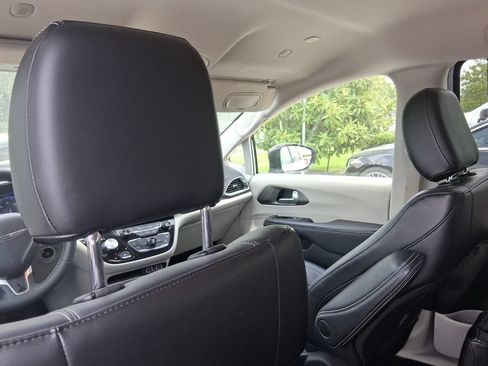 Used 2024 Chrysler Pacifica Touring-L FWD image 6