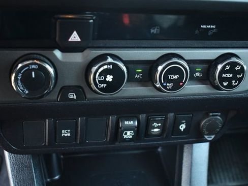 Used 2018 Toyota Tacoma TRD Off-Road AWD/4WD image 28