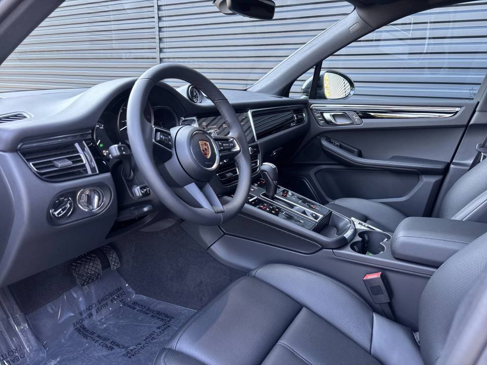 Certified 2026 Porsche Macan AWD/4WD image 10