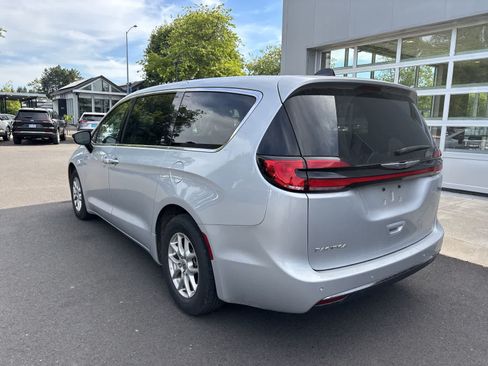 Used 2024 Chrysler Pacifica Touring-L FWD image 3