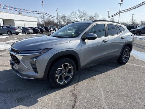 Used 2025 Chevrolet Trax LT w/ LT Convenience Package image 2