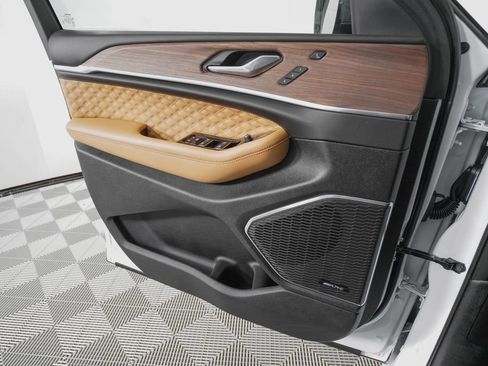 Used 2025 Jeep Grand Cherokee L Summit AWD/4WD image 12