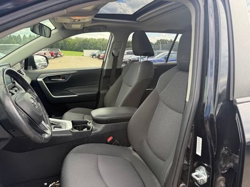 Used 2019 Toyota RAV4 XLE w/ Convenience Package AWD/4WD image 3