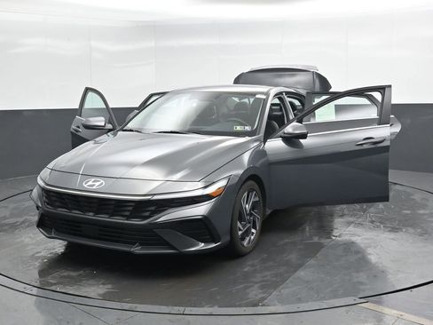 Used 2025 Hyundai Elantra Limited FWD image 49