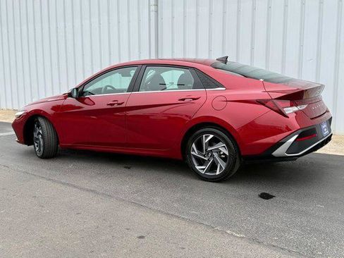 Used 2025 Hyundai Elantra SEL image 2