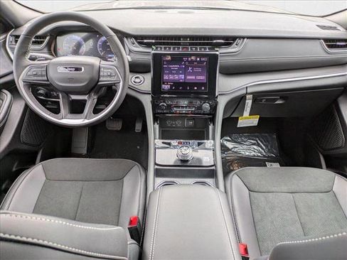 New 2025 Jeep Grand Cherokee Altitude image 14