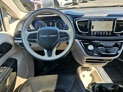 Used 2020 Chrysler Pacifica Limited w/ Tire & Wheel Group FWD image 34