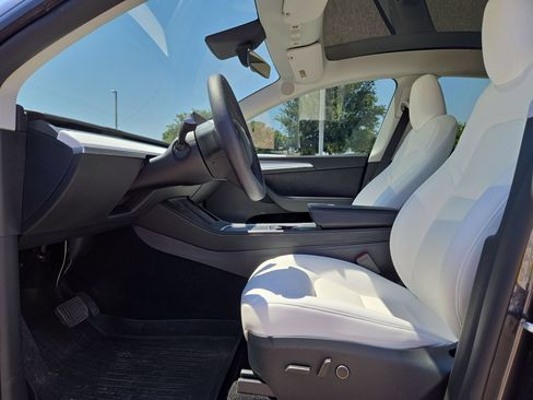 Used 2025 Tesla Model Y Long Range AWD/4WD image 16
