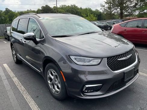 Used 2023 Chrysler Pacifica Limited w/ Uconnect Theater Family Group AWD/4WD image 3