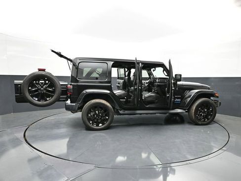Used 2022 Jeep Wrangler Unlimited Sahara w/ Cold Weather Group AWD/4WD image 57