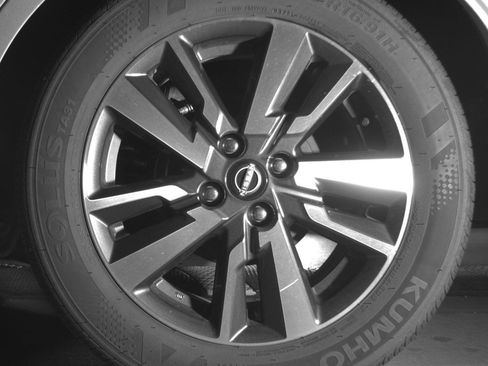 Used 2025 Nissan Versa SV FWD image 14