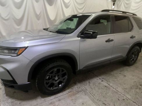 Certified 2025 Honda Pilot TrailSport image 4