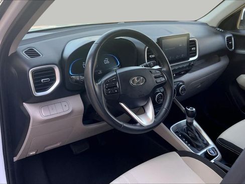 Certified 2025 Hyundai Venue SEL FWD image 17