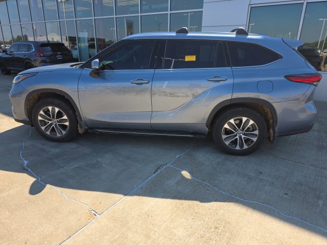 Used 2020 Toyota Highlander XLE FWD image 2