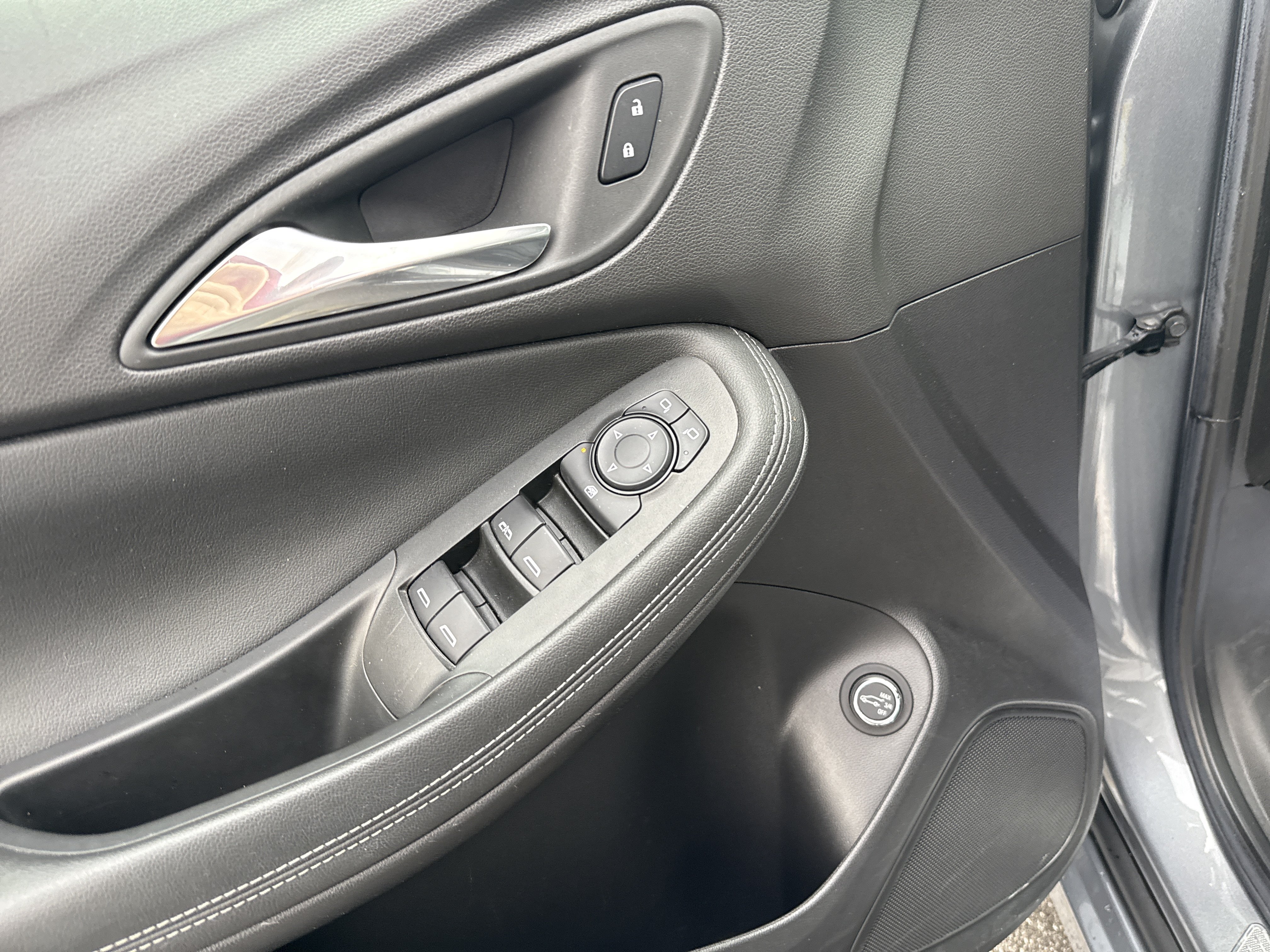 Used 2022 Buick Encore GX Select w/ Sport Touring Package FWD image 19