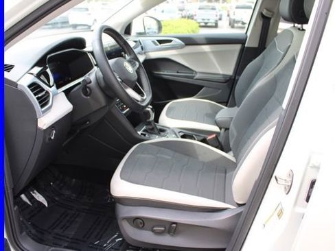 Used 2025 Volkswagen Taos SE w/ Panoramic Sunroof Package AWD/4WD image 15