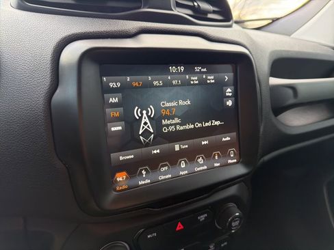 Used 2018 Jeep Renegade Latitude w/ UConnect 8.4 Nav Group image 28