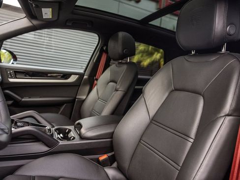 Certified 2025 Porsche Cayenne E-Hybrid AWD/4WD image 5