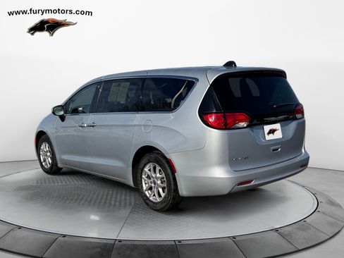 Used 2023 Chrysler Voyager LX image 5