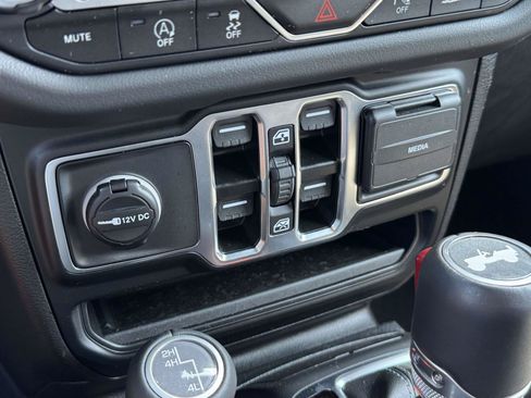 Used 2025 Jeep Wrangler Unlimited Sahara w/ Safety Group AWD/4WD image 15