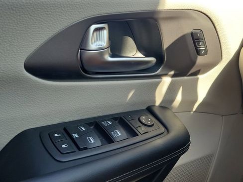 Used 2023 Chrysler Pacifica Touring-L image 16