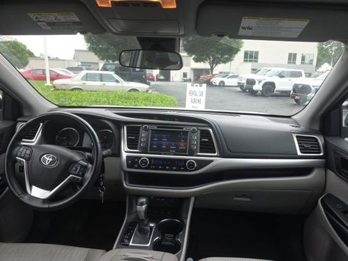 Used 2019 Toyota Highlander Plus AWD/4WD image 12