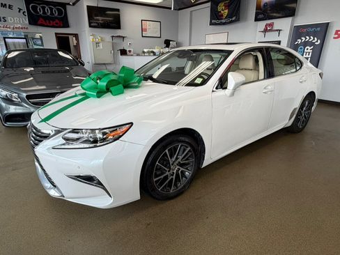 Used 2017 Lexus ES 350 w/ Luxury Package FWD image 5
