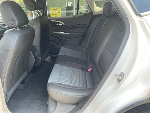 Used 2025 Chevrolet Trax LT w/ LT Convenience Package FWD image 24