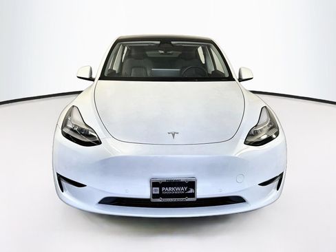 Used 2022 Tesla Model Y Long Range AWD/4WD image 2
