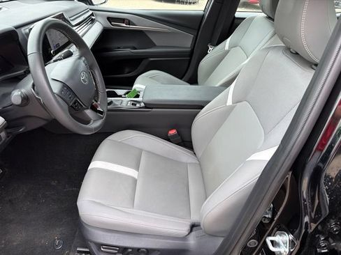 Used 2025 Toyota Camry SE AWD/4WD image 9