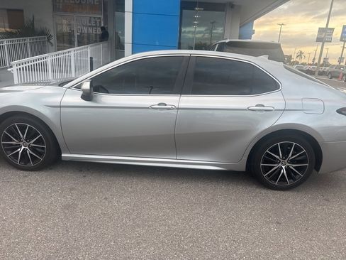 Used 2021 Toyota Camry SE image 5