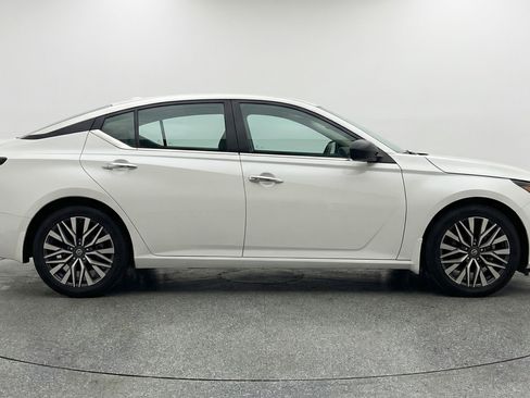 Used 2025 Nissan Altima 2.5 SV FWD image 11