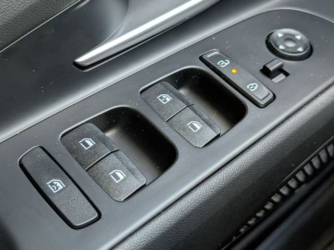 Used 2025 Hyundai Elantra Limited image 22