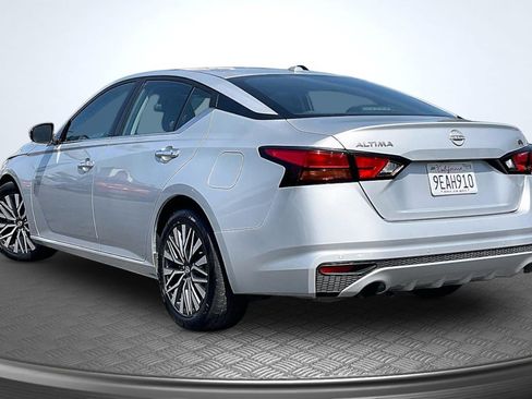 Used 2023 Nissan Altima 2.5 SV FWD image 2