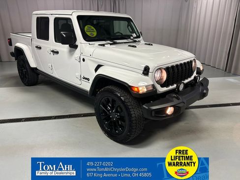 Used 2024 Jeep Gladiator Sport AWD/4WD image 1
