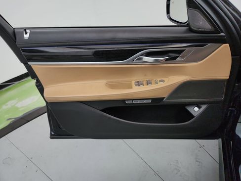 Used 2017 BMW 740i image 24