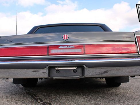 Used 1986 Lincoln Town Car image 6