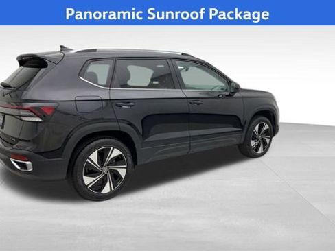 Certified 2025 Volkswagen Taos SE image 2