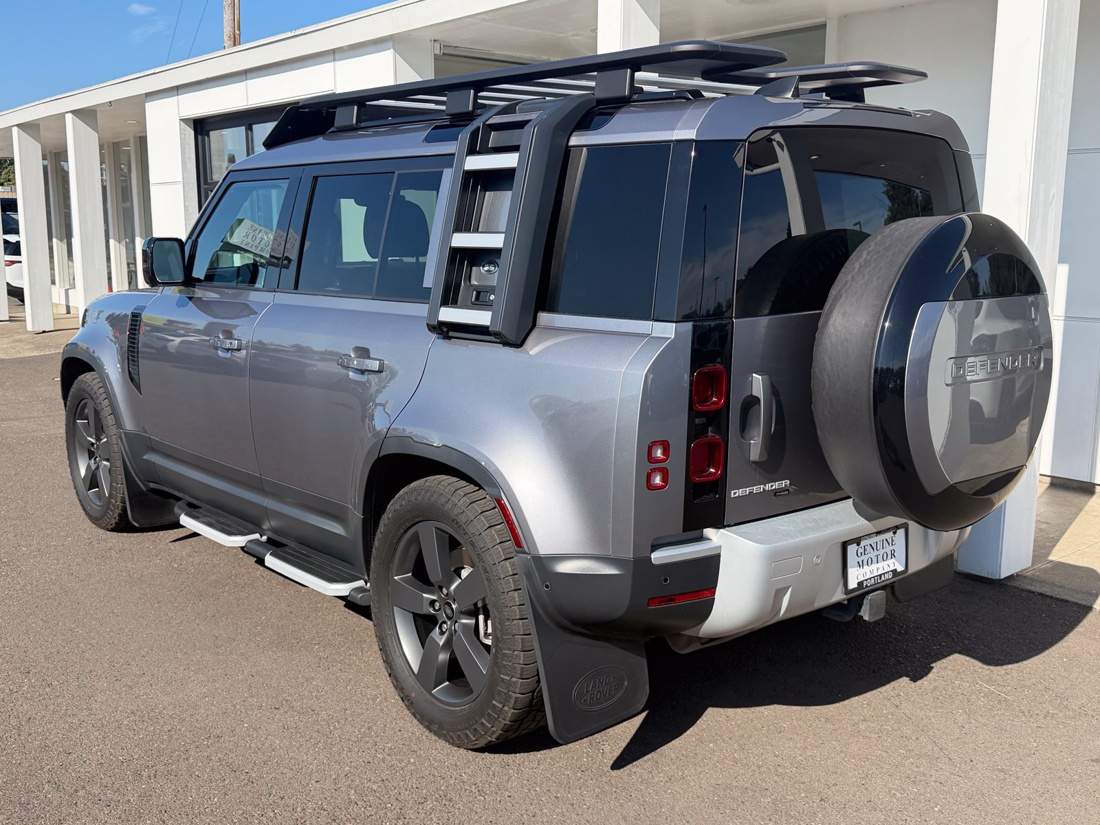 Used 2023 Land Rover Defender 110 SE AWD/4WD image 3