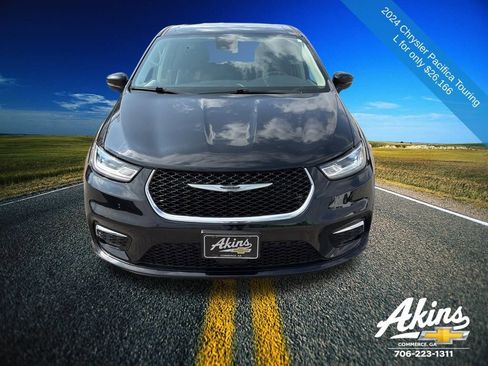 Used 2024 Chrysler Pacifica Touring-L image 2