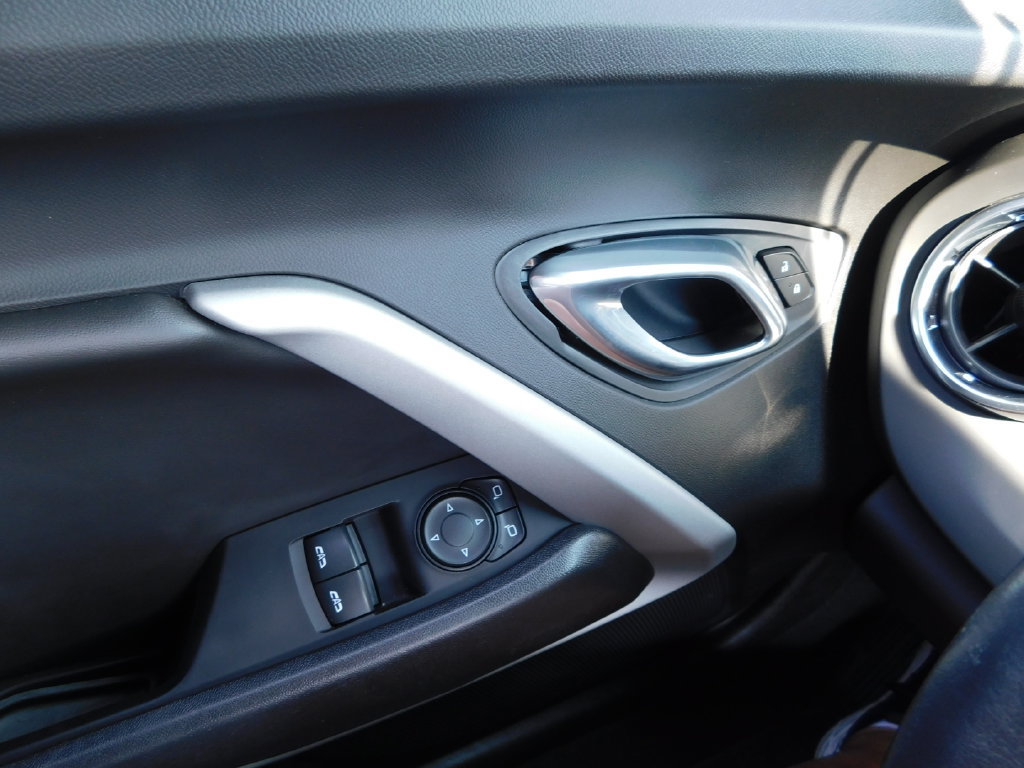 Used 2020 Chevrolet Camaro LT RWD image 21