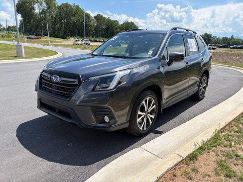 Certified 2023 Subaru Forester Limited AWD/4WD image 3