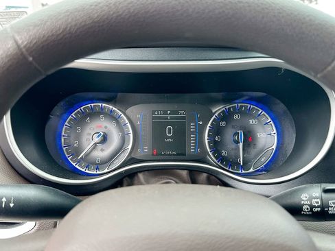 Used 2020 Chrysler Pacifica Touring FWD image 12