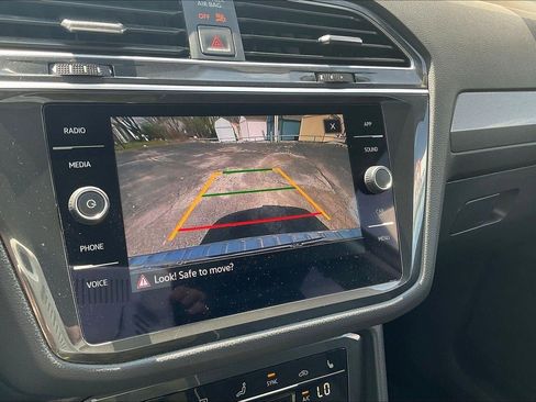 Used 2023 Volkswagen Tiguan SE w/ Panoramic Sunroof Package image 22