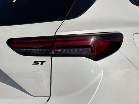 Used 2023 Buick Envision Essence w/ Sport Touring Package FWD image 7