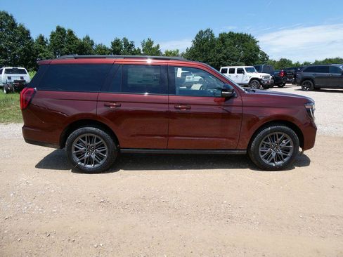 New 2027 Ford Expedition Platinum w/ Stealth Appearance Package AWD/4WD image 4