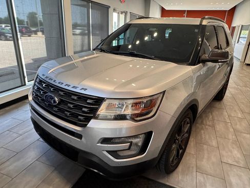 Used 2017 Ford Explorer XLT w/ Equipment Group 202A FWD image 6