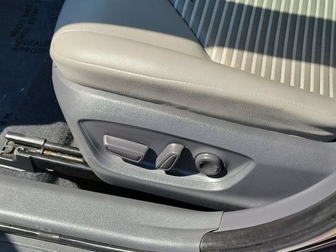 Used 2018 Toyota Camry SE FWD image 22