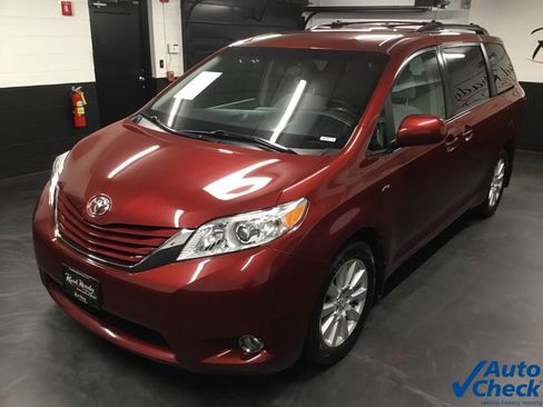 Used 2017 Toyota Sienna LE image 6