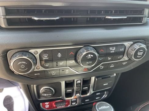 Used 2024 Jeep Gladiator Rubicon AWD/4WD image 19